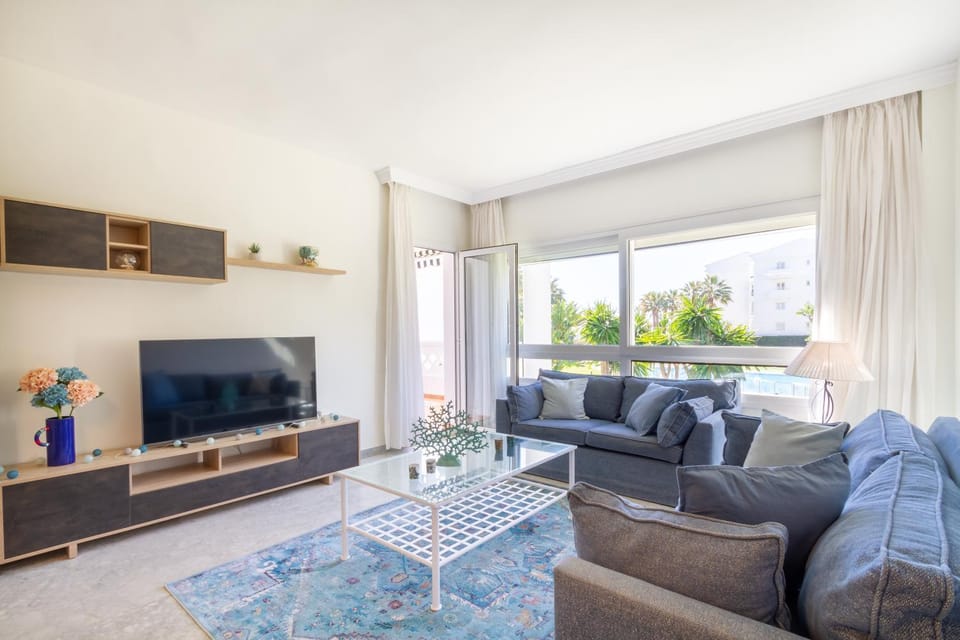 Day, TV and multimedia, Living room, Seating area, Evening entertainment