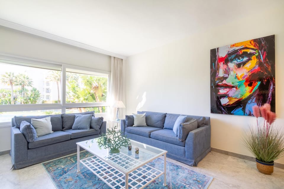 Day, Living room, Photo of the whole room, Decorative detail, Seating area