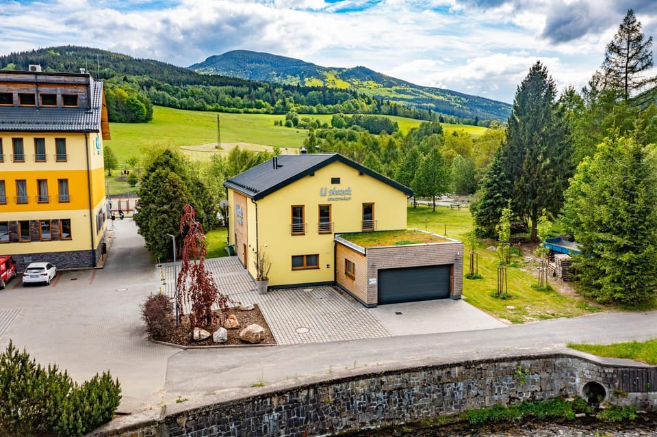 Property building, Neighbourhood, Natural landscape, Bird's eye view, Mountain view, Location, Parking