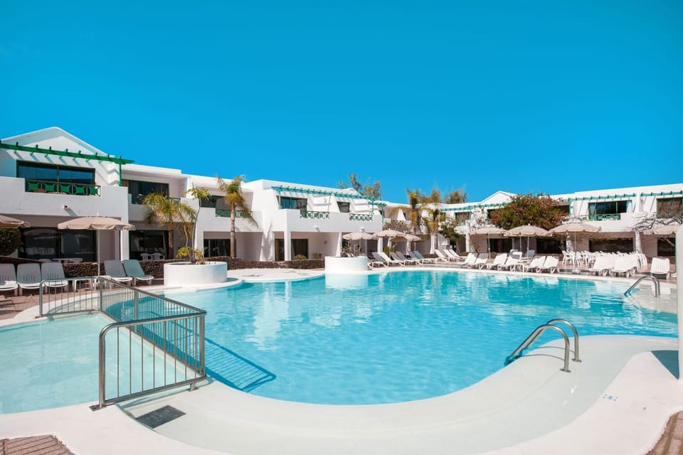 Facade/entrance, Swimming pool