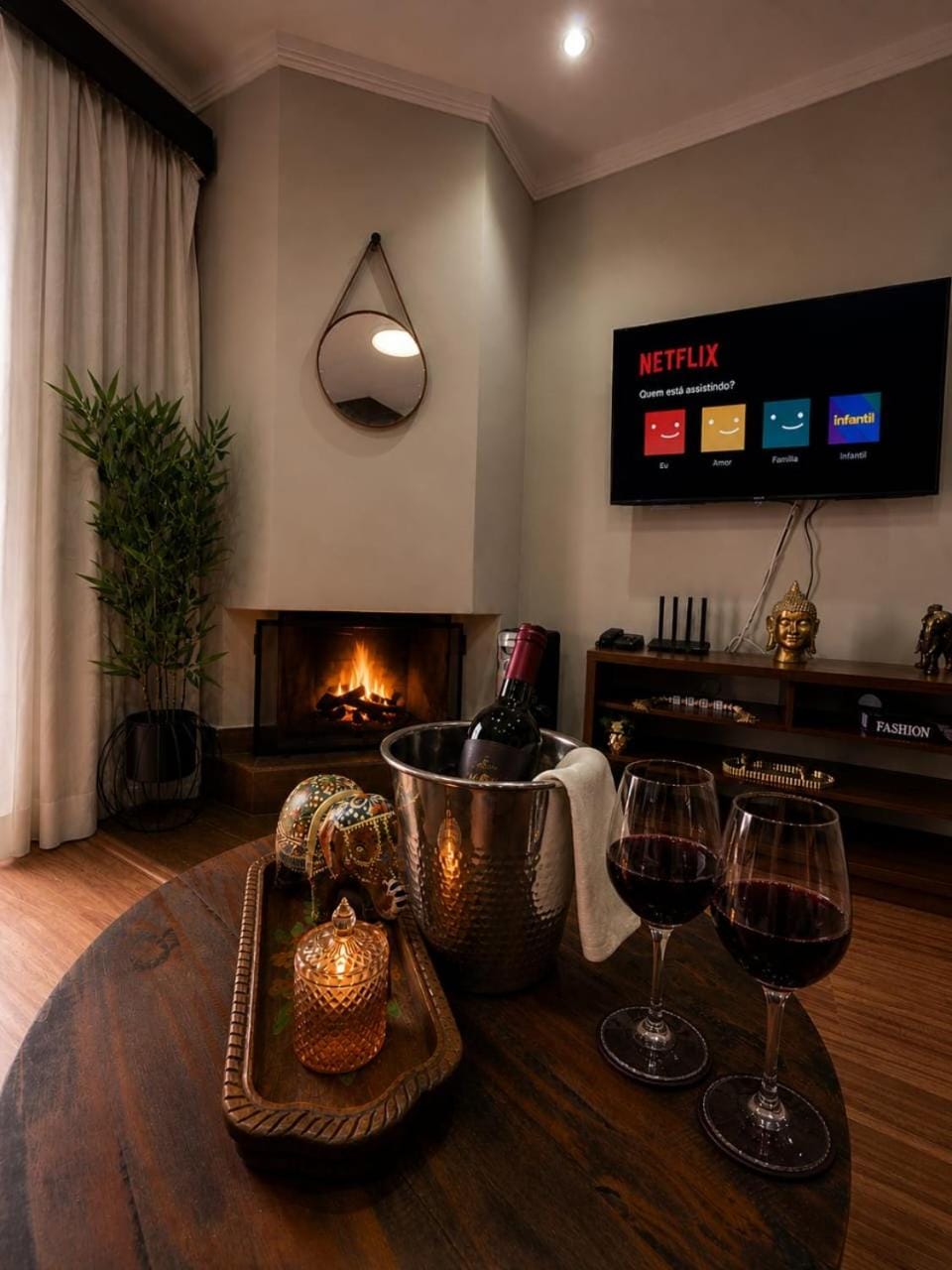 TV and multimedia, Decorative detail, Bedroom, fireplace