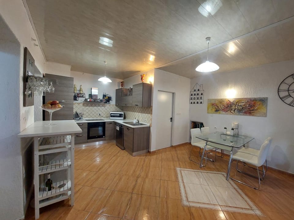 Kitchen or kitchenette, Dining area