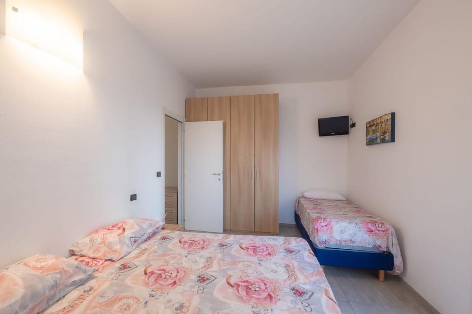 Bed, TV and multimedia, Bedroom