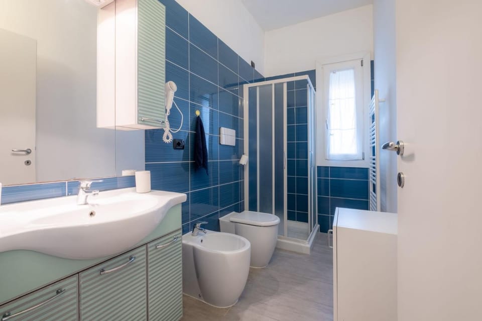 Shower, Toilet, Bathroom, bidet, towels