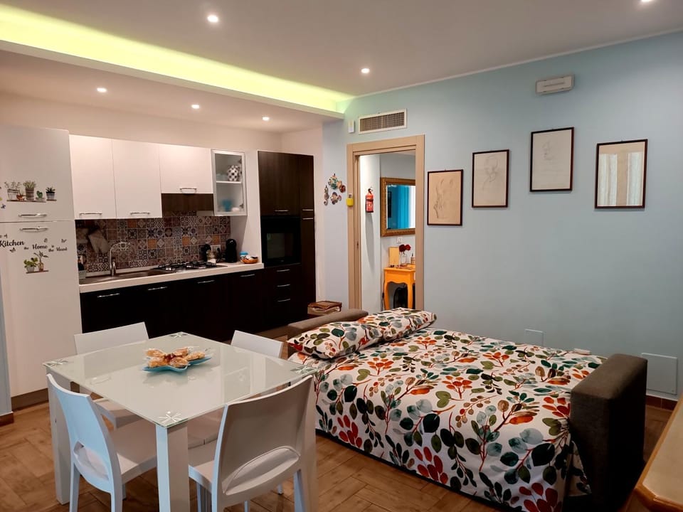 Bed, TV and multimedia, Kitchen or kitchenette, Dining area, Bedroom, minibar, oven