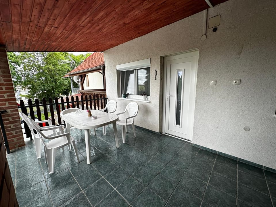 Arnold Apartmanház Apartment in Hungary