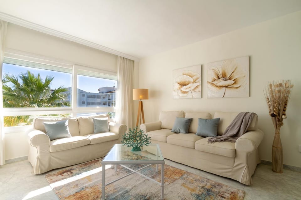 Day, Natural landscape, Living room, Seating area, hair dresser