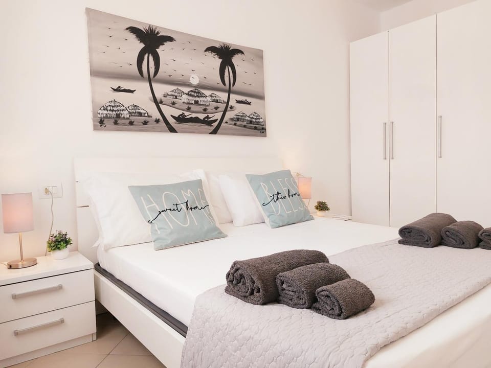 Bed, Bedroom, towels