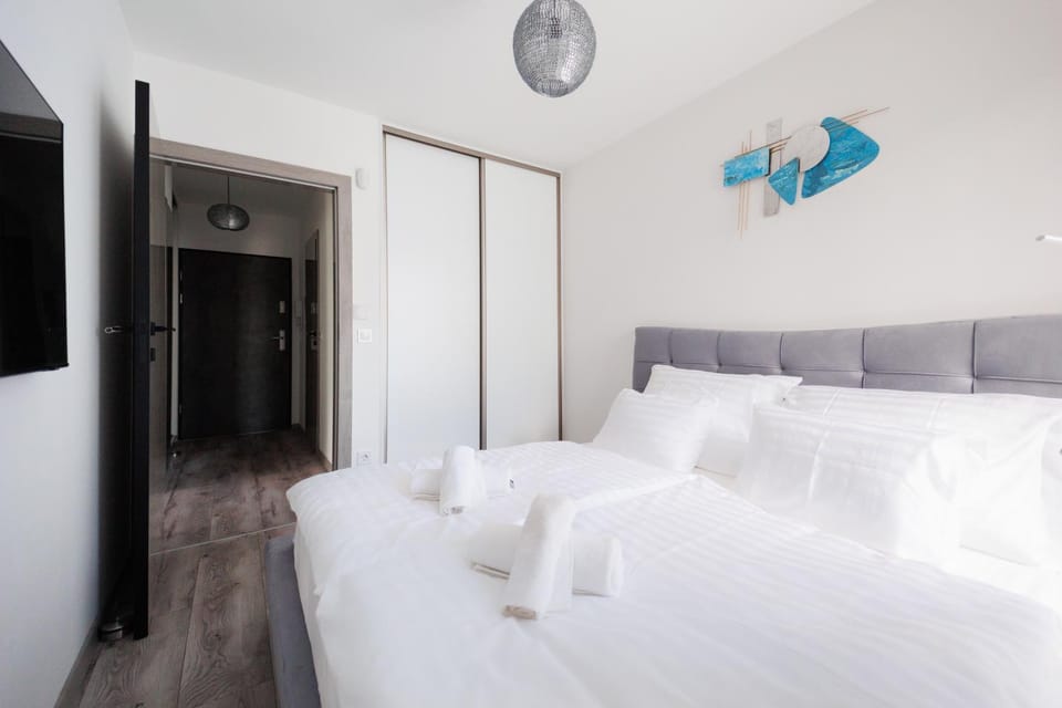Bed, TV and multimedia, Photo of the whole room, Bedroom, towels, wardrobe