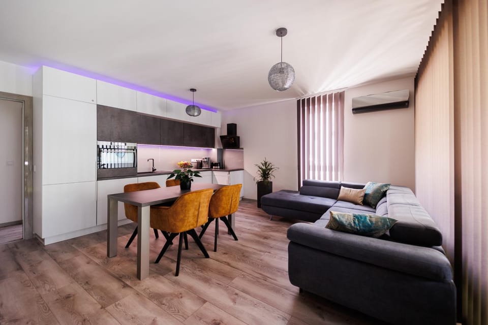 TV and multimedia, Kitchen or kitchenette, Living room, Dining area, air conditioner