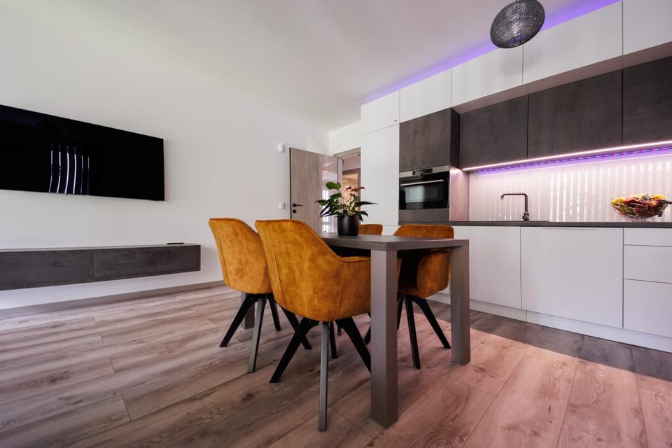 Kitchen or kitchenette, Dining area, oven, stove