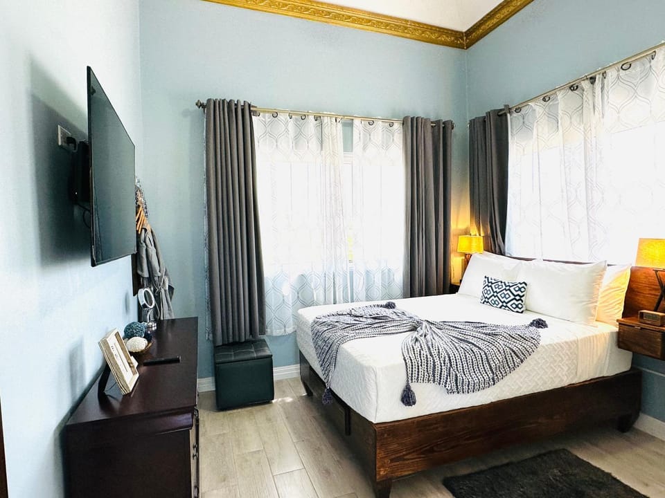 Bed, TV and multimedia, Bedroom