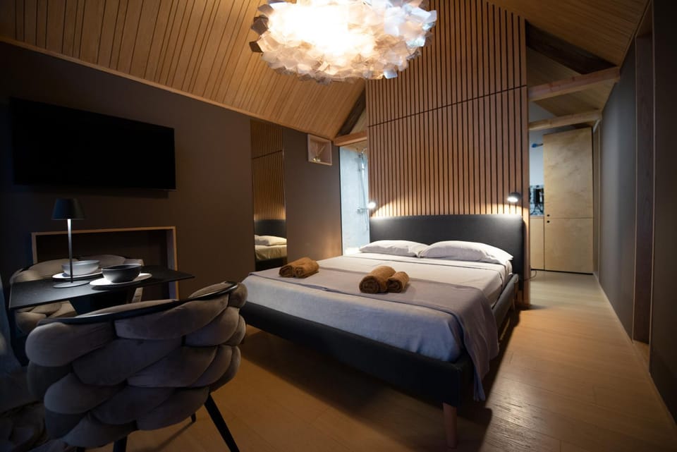 Bed, Seating area, Bedroom