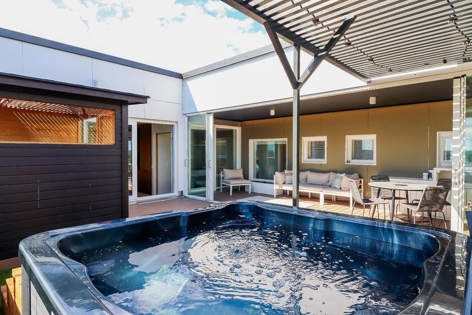 Property building, Patio, Hot Tub, Balcony/Terrace, Swimming pool