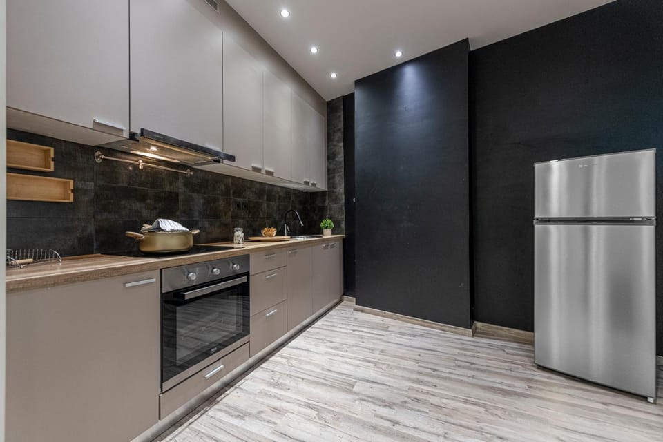 Kitchen or kitchenette, dishwasher, stove