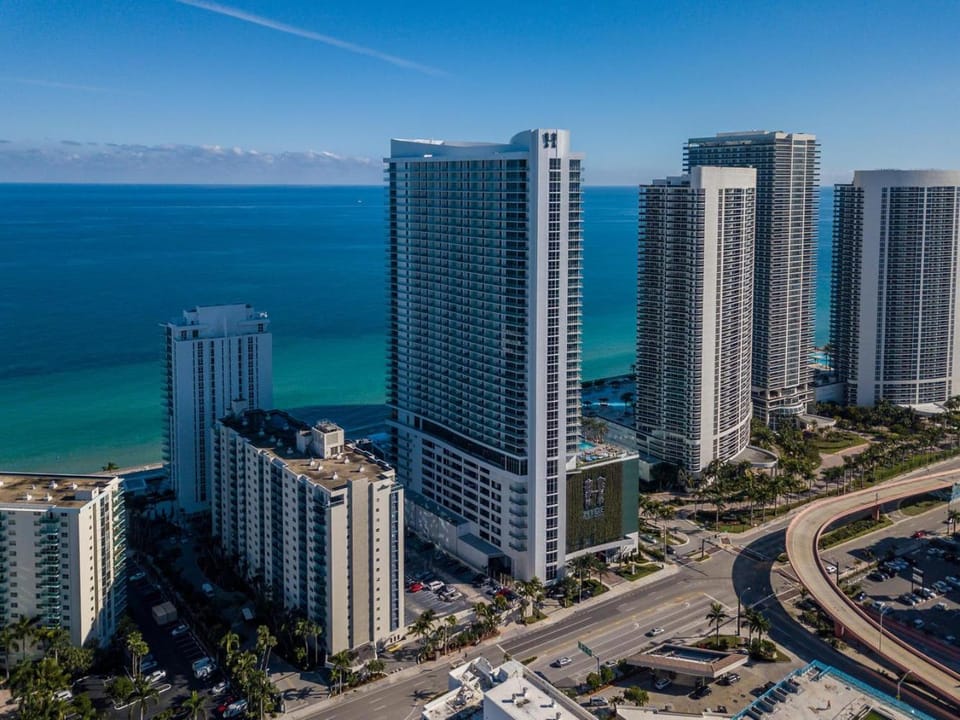 Property building, Neighbourhood, Bird's eye view, City view, Sea view, Location