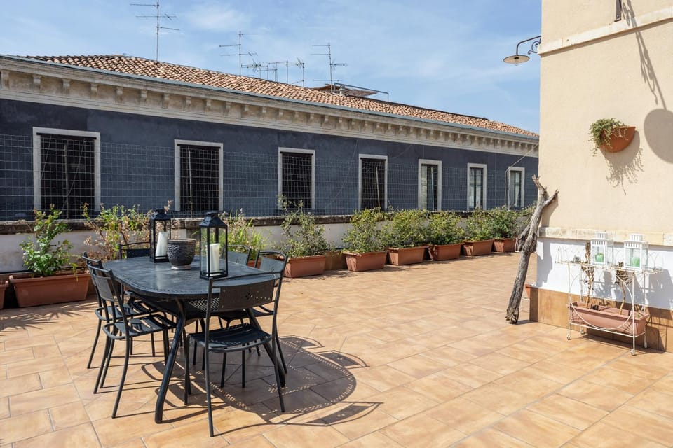 Property building, Restaurant/places to eat, Balcony/Terrace, Balcony/Terrace