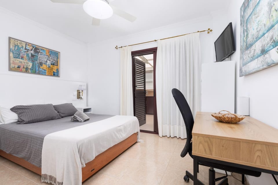 Bed, TV and multimedia, Photo of the whole room, Seating area, Bedroom, fireplace