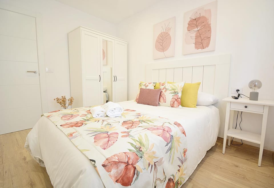 Bed, Photo of the whole room, Bedroom, wardrobe