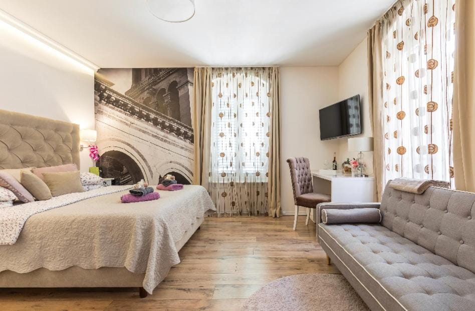 Bed, TV and multimedia, Seating area, Bedroom