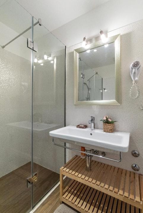 Shower, Bathroom, towels