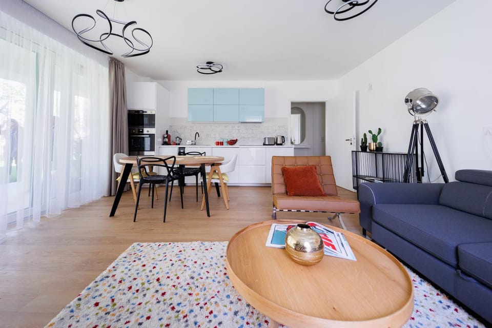 Kitchen or kitchenette, Seating area, Dining area