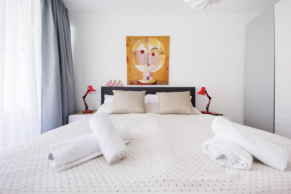 Bed, Photo of the whole room, Bedroom, towels