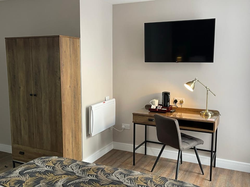 Bed, TV and multimedia, Bedroom, hair dresser, wardrobe