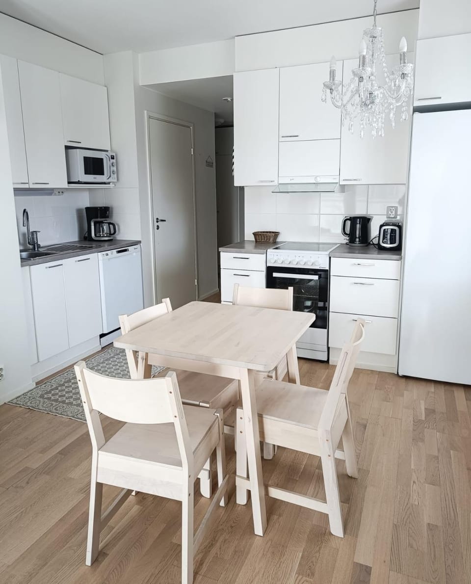 Coffee/tea facilities, Kitchen or kitchenette, Dining area, dishwasher, oven, stove, toaster