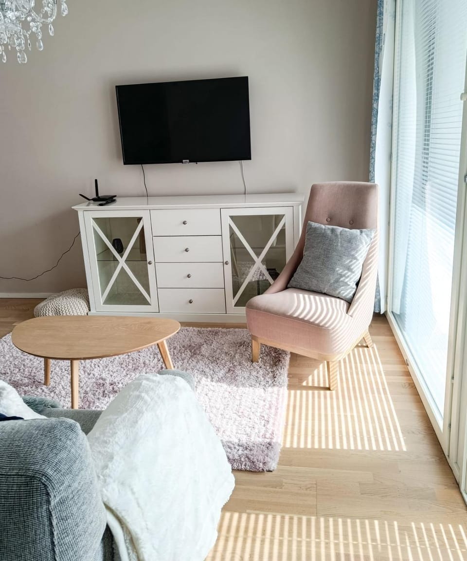 TV and multimedia, Living room, Seating area, Evening entertainment