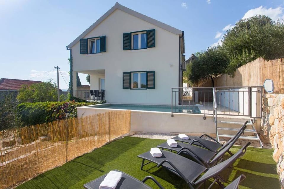 Balcony/Terrace, Pool view, Swimming pool