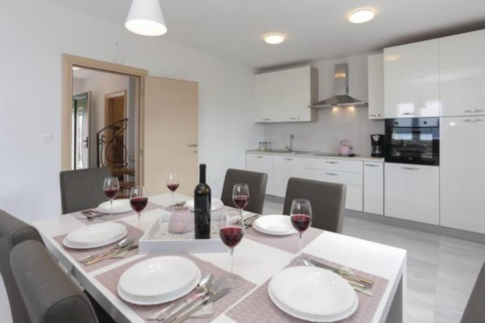 Kitchen or kitchenette, Seating area, Dining area