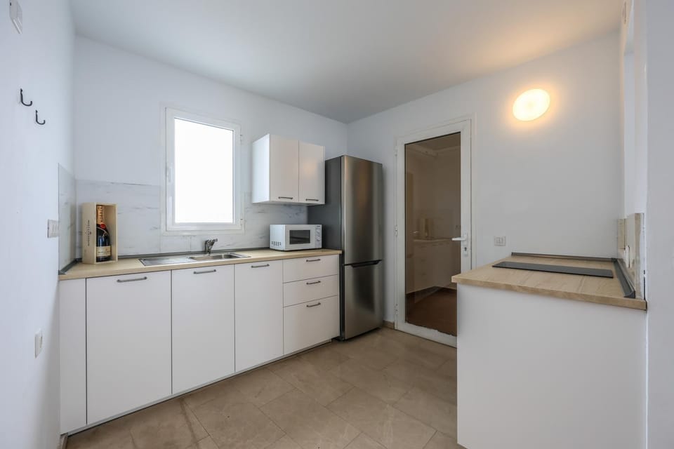 Kitchen or kitchenette, minibar, stove