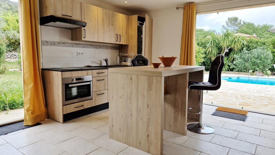 Kitchen or kitchenette, Garden view, Pool view