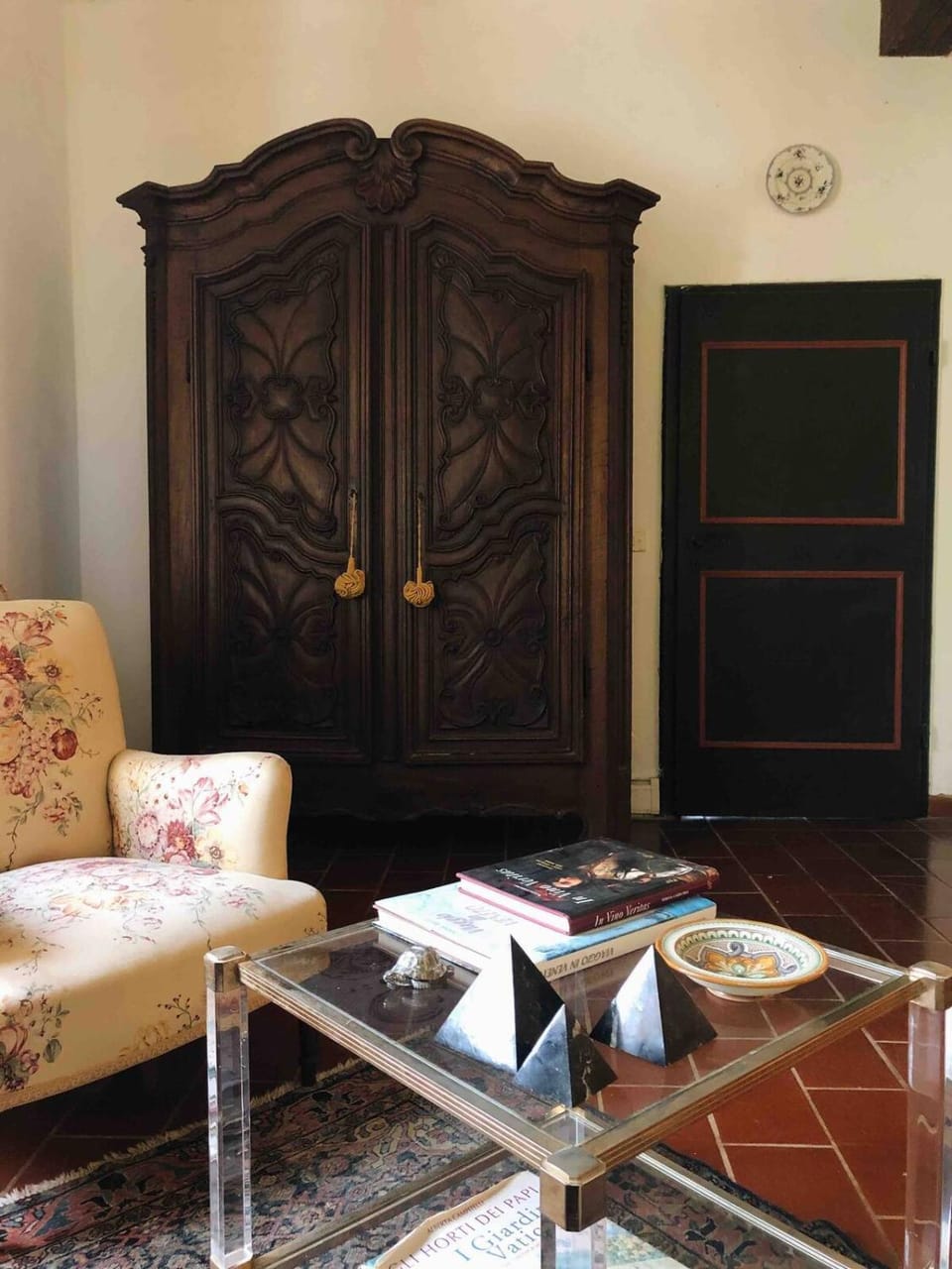 Seating area, wardrobe