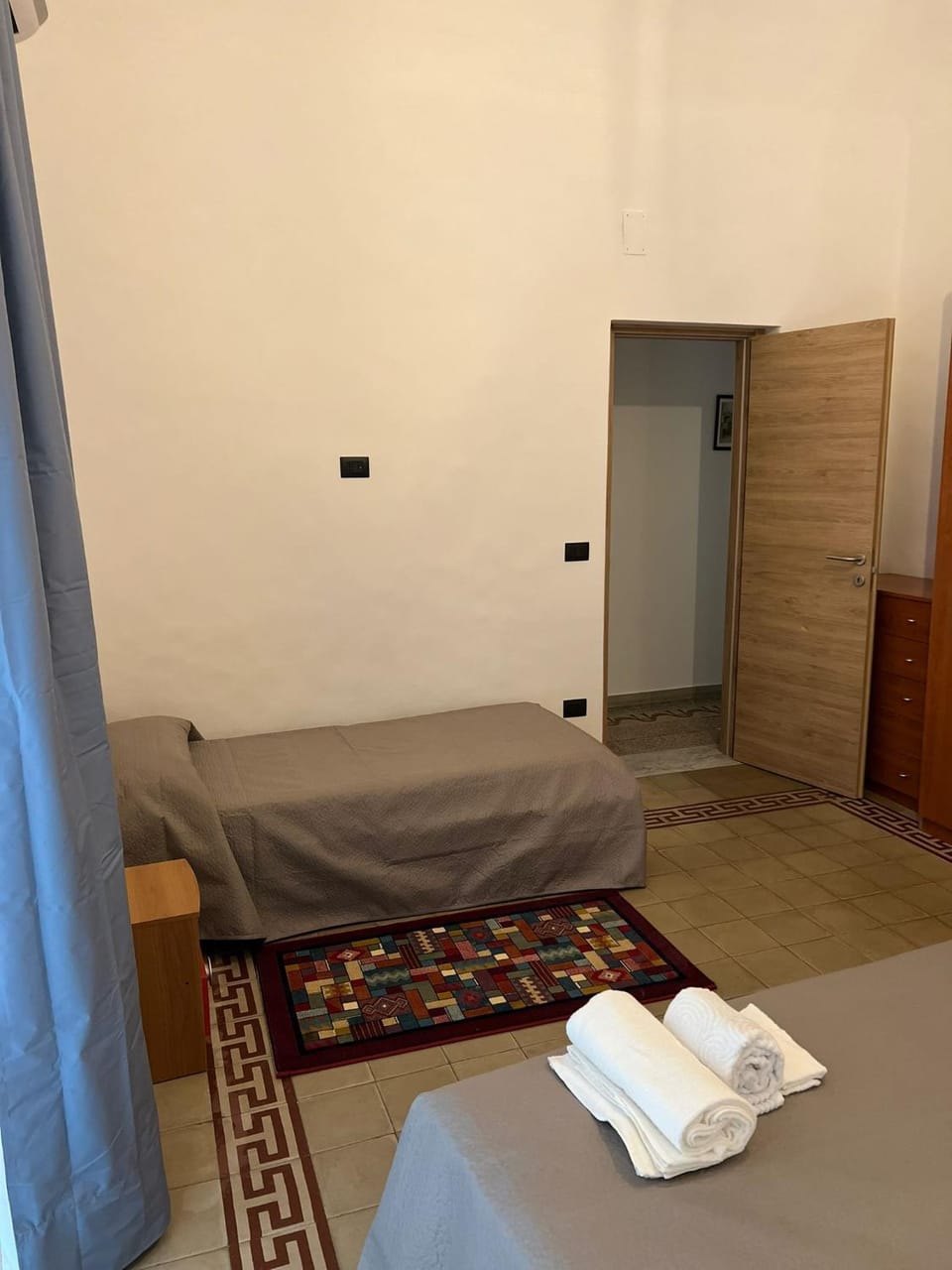 Bed, Bedroom, towels