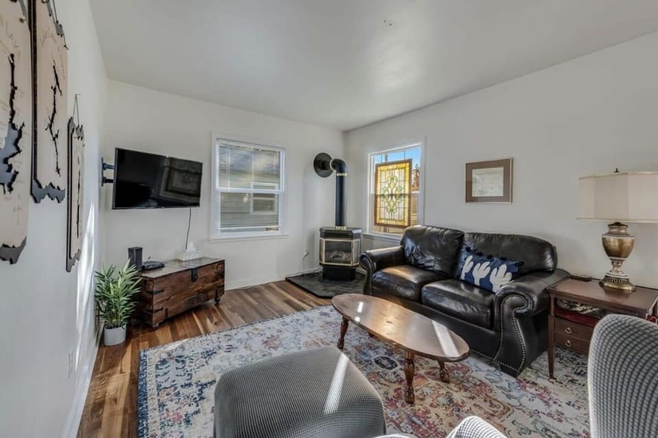 TV and multimedia, Living room, Seating area, fireplace, furniture