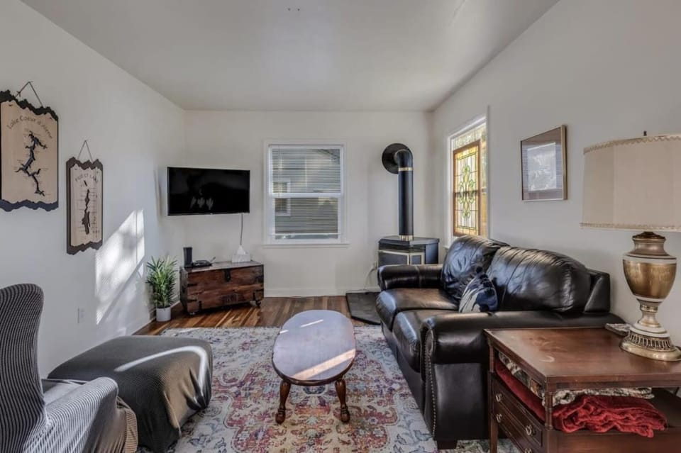 TV and multimedia, Living room, Seating area, fireplace, furniture