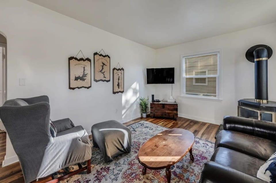 Day, TV and multimedia, Living room, fireplace, furniture