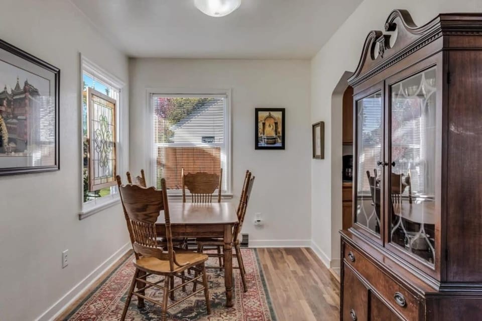 Day, Dining area, furniture