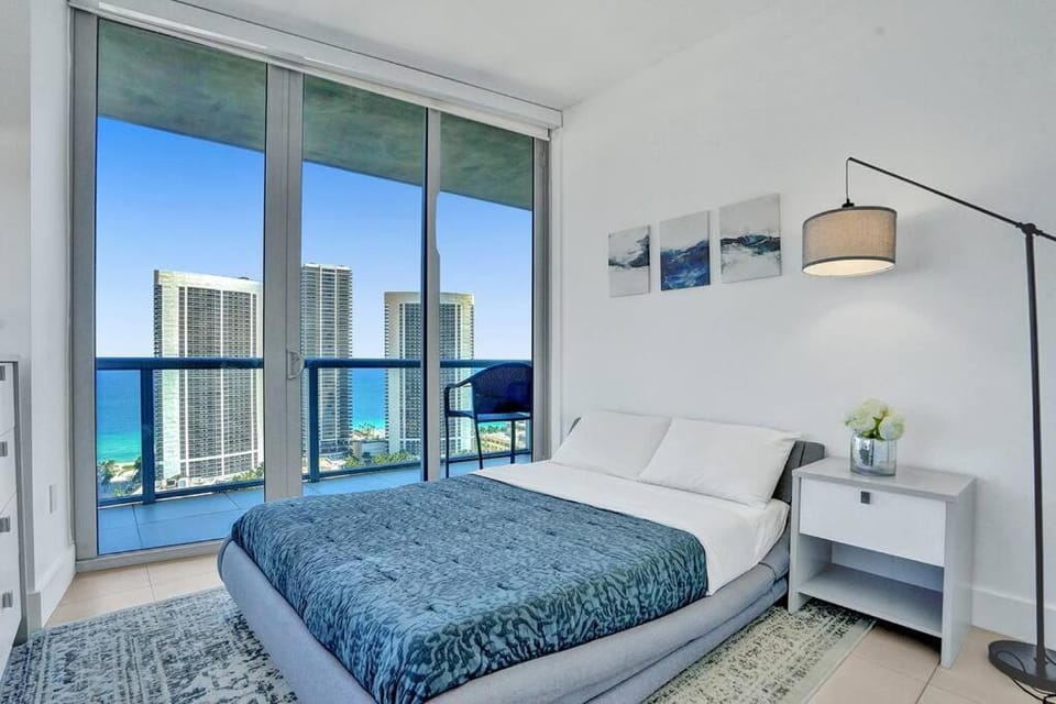 Photo of the whole room, Bedroom, Sea view