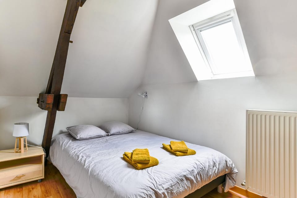 Bed, Photo of the whole room, Bedroom, towels