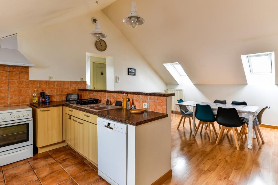 Coffee/tea facilities, Kitchen or kitchenette, Dining area, dishwasher, oven, stove, toaster
