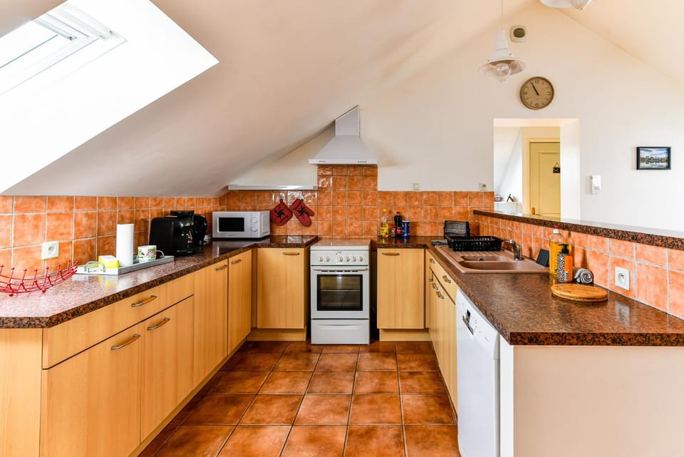 Coffee/tea facilities, Kitchen or kitchenette, dishwasher, oven, stove, toaster