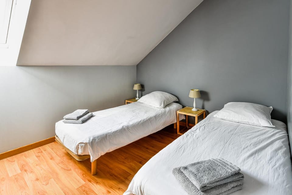 Bed, Photo of the whole room, Bedroom, towels