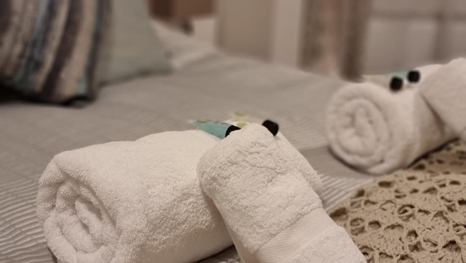 Bed, towels