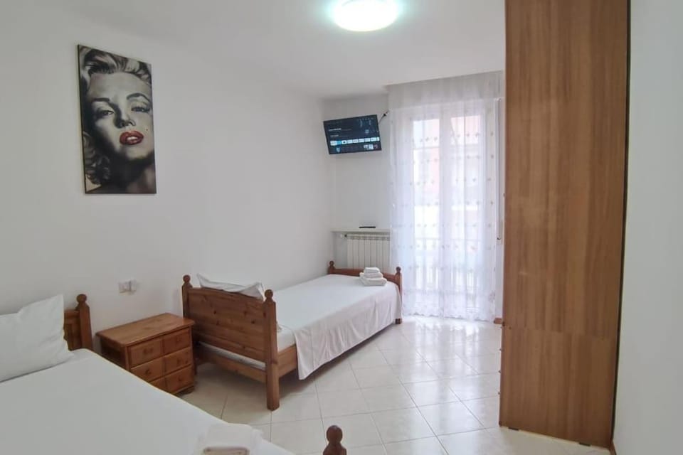 Bed, TV and multimedia, Photo of the whole room, Bedroom