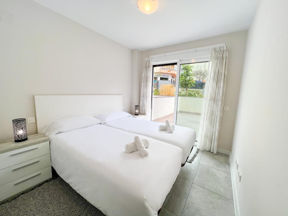 Bed, Balcony/Terrace, Photo of the whole room, Bedroom, internet, locker, towels, air conditioner