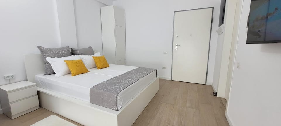 Bed, TV and multimedia, Photo of the whole room, Bedroom, wardrobe