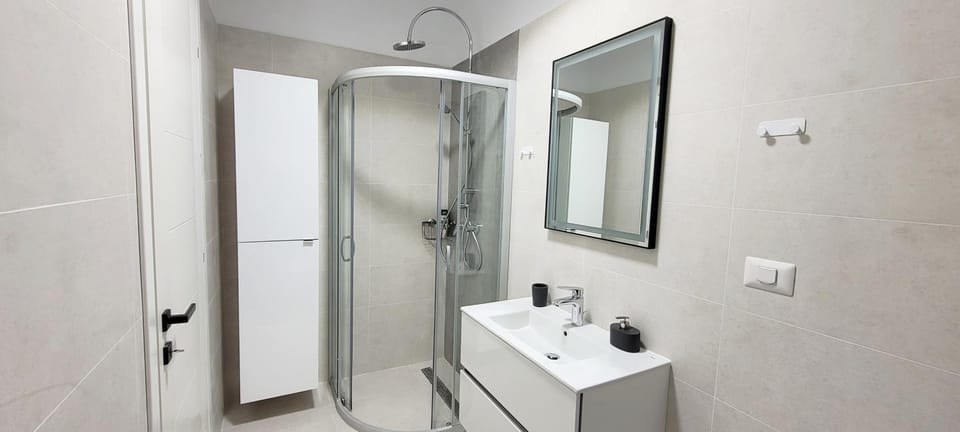 Shower, Bathroom, towels